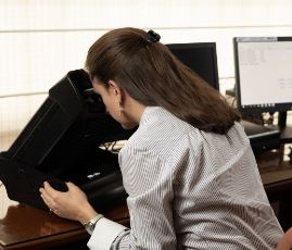 Chica tomando su examen visual con equipos de Johny Saá B Chica tomando su examen visual con equipos de Johny Saá B