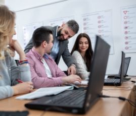 Grupo de estudiantes realizando evaluación técnica con equipos de Johny Saá B Grupo de estudiantes realizando evaluación técnica con equipos de Johny Saá B