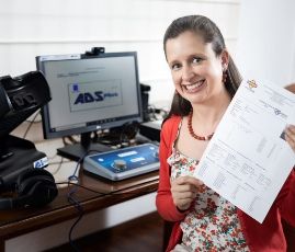 Mujer realizando examen psicosensométrico en sistema de evaluaciones Mujer realizando examen psicosensométrico en sistema de evaluaciones